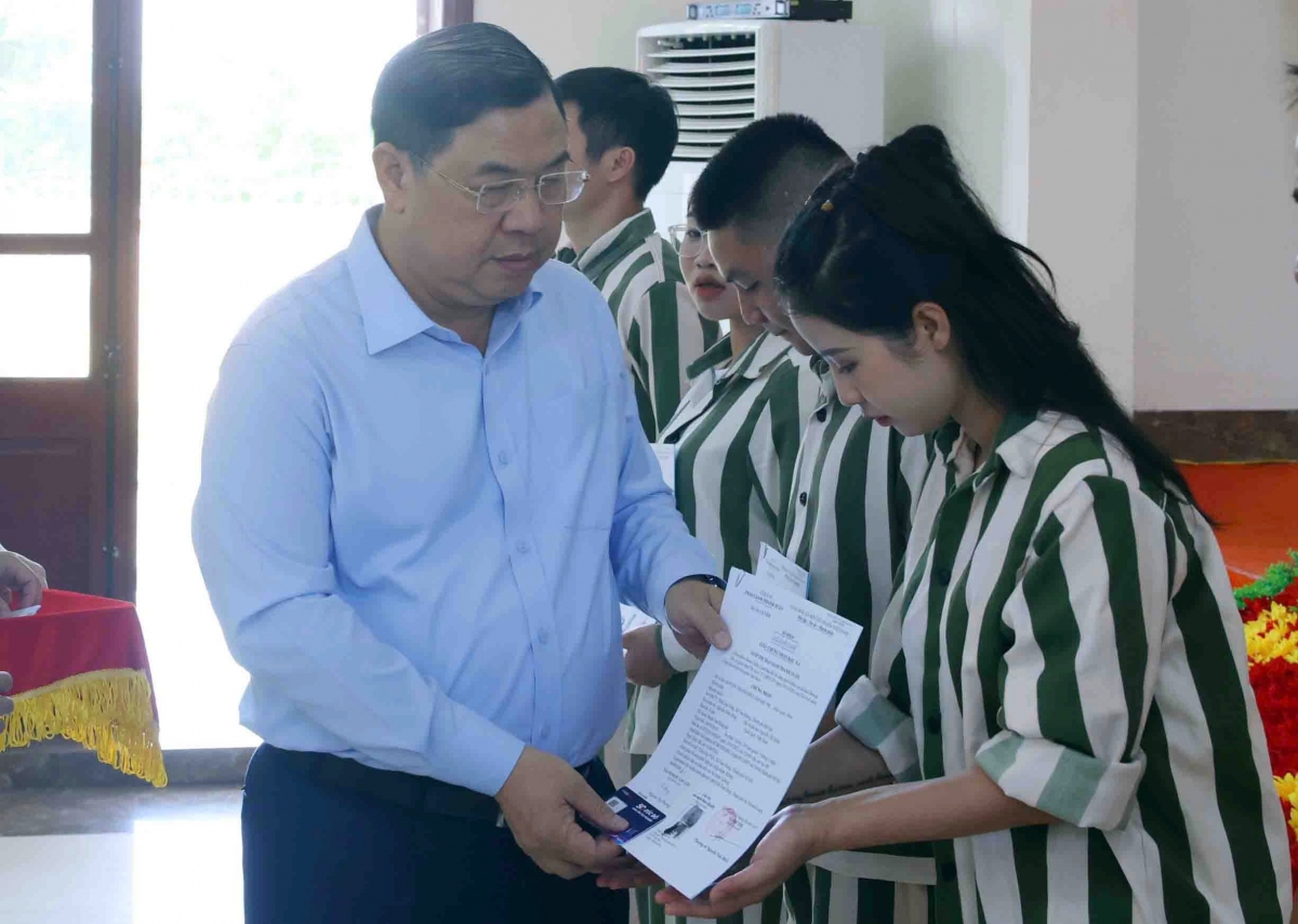 Phó Thủ tướng Thường trực Phạm Gia Túc trao Quyết định đặc xá cho các phạm nhân