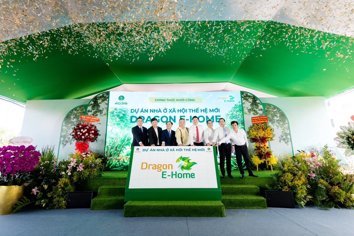 Các đại biểu thực hiện nghi thức khởi công dự án
