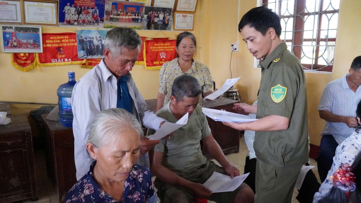 Người dân nghiên cứu, tham gia đóng góp ý kiến vào phương án sắp xếp thôn ở địa phương