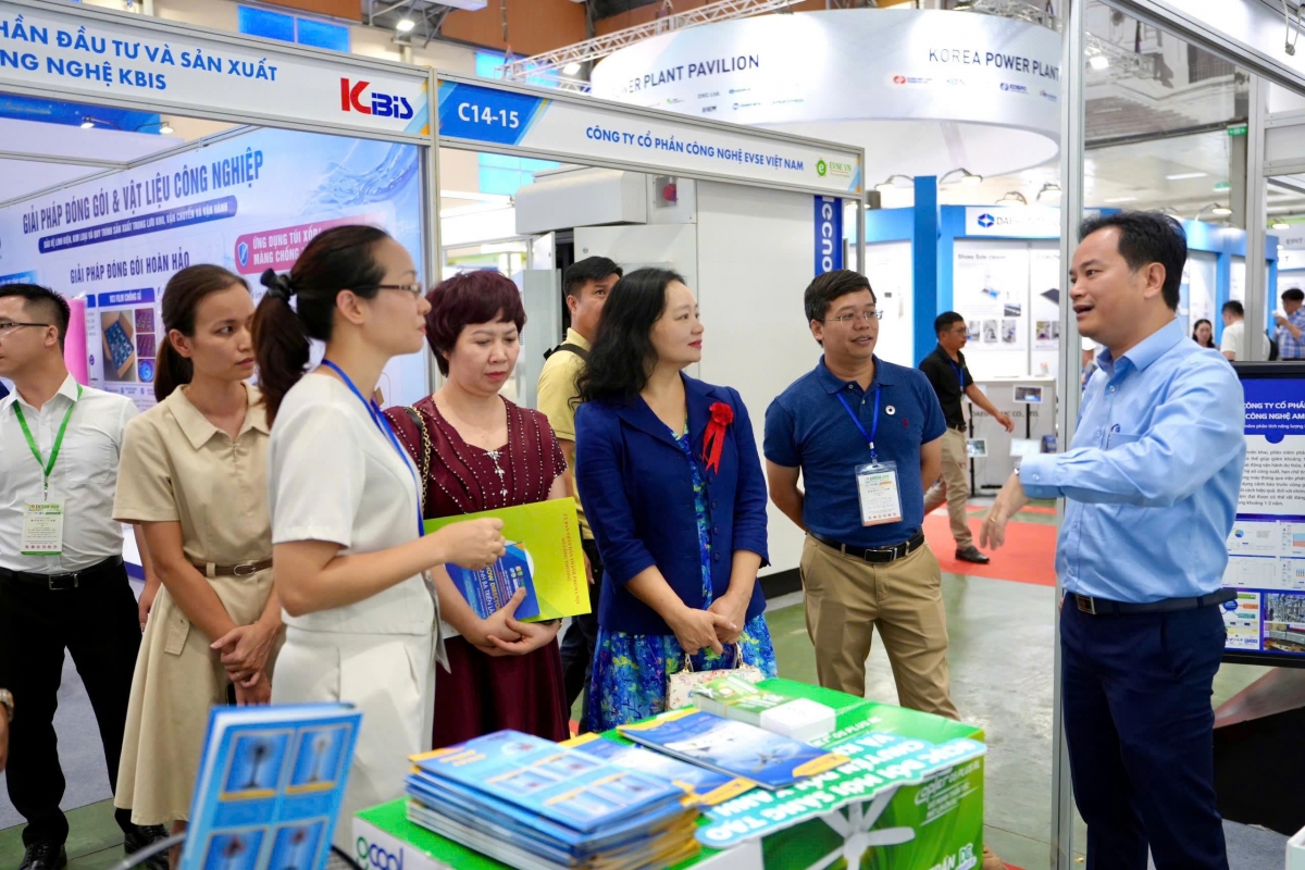 Lãnh đạo Cục Đổi mới sáng tạo, Chuyển đổi xanh và Khuyến công - Bộ Công Thương cùng khách thăm quan Gian hàng xanh tại Triển lãm ENTECH HANOI 2026