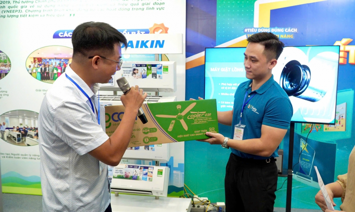 Khách tham quan tìm hiểu về sản phẩm hiệu suất năng lượng cao nhất tại gian hàng