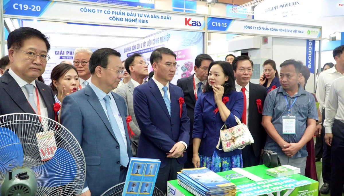 Bà Nguyễn Thị Lâm Giang, Cục trưởng Cục Đổi mới sáng tạo, Chuyển đổi xanh và Khuyến công - Bộ Công Thương giới thiệu không gian trưng bày Gian hàng xanh.