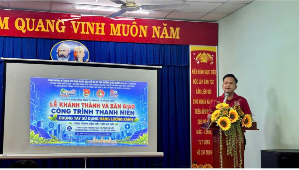 Anh Phan Hoàng Nhân – Bí thư Đoàn thanh niên EVNHCMC phát biểu tại chương trình Lễ khánh thành và bàn giao “Chung tay sử dụng năng lượng xanh”