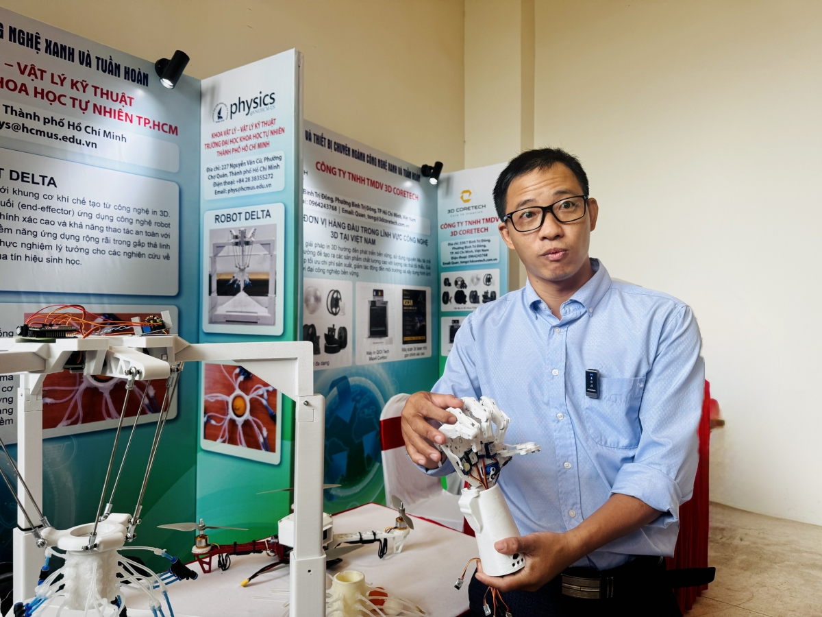 TS. Nguyễn Đăng Duy, Khoa Vật lý- Vật lý kỹ thuật, trường Đại học Khoa học Tự nhiên, Đại học Quốc gia TP.HCM và sản phẩm “bàn tay robot mềm”