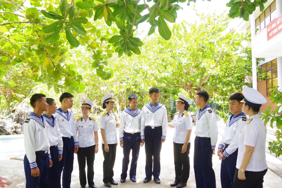Nữ quân nhân Học viện Hải quân tâm sự cùng chiến sĩ đảo Song Tử Tây