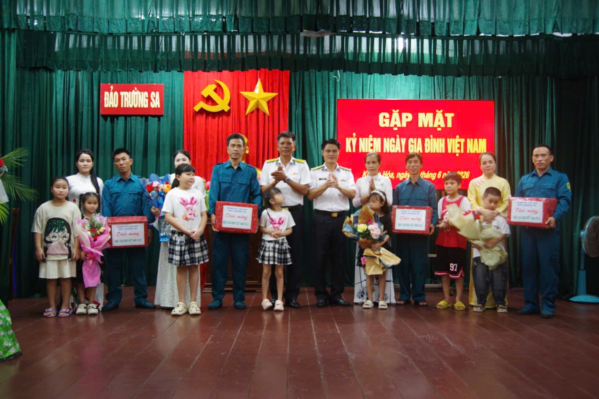 Đảng ủy, Chỉ huy đảo Trường Sa đã trao những phần quà ý nghĩa tới các gia đình