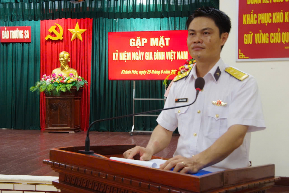 Thượng tá Trần Huy Phụng, Chính trị viên đảo Trường Sa phát biểu tại buổi gặp mặt