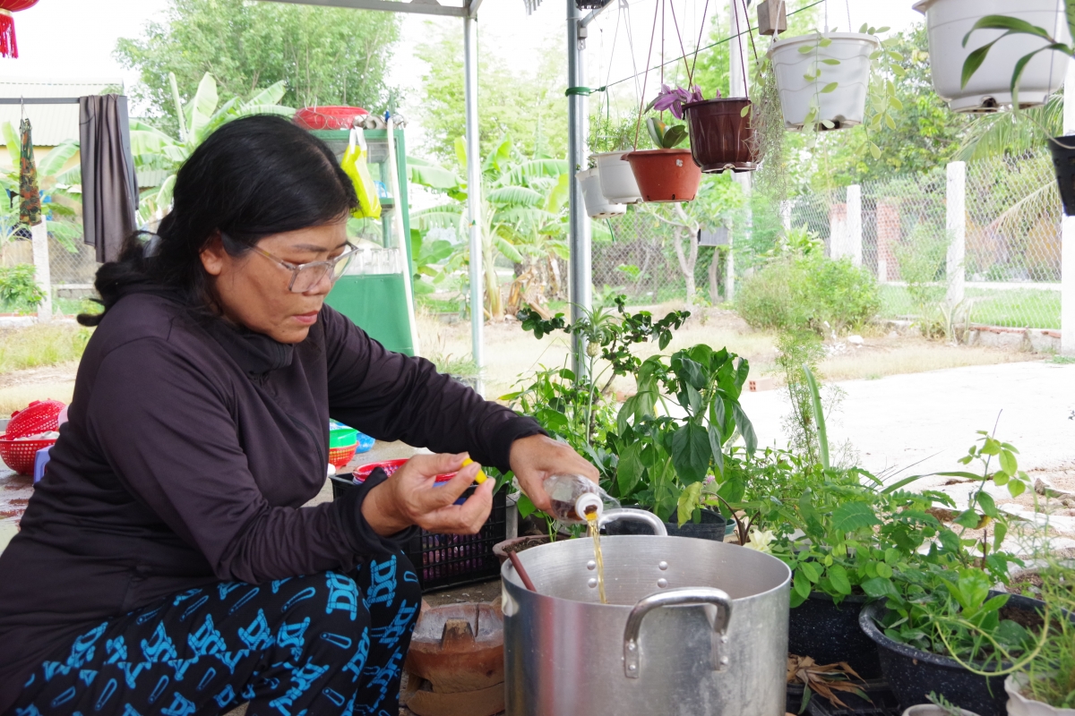 Chị Chi đang sơ chế món ăn cho bộ đội