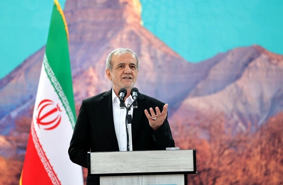 Tổng thống Iran Masoud Pezeshkian phát biểu trong một cuộc họp tại Ilam, Iran, hôm 12-6 - Ảnh: REUTERS