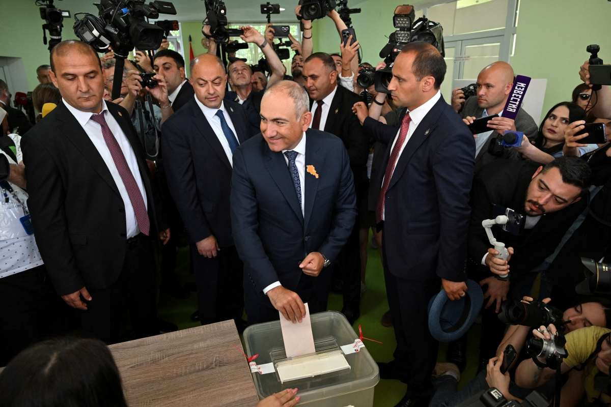 Thủ tướng Armenia kiêm lãnh đạo đảng Hợp đồng Dân sự, Nikol Pashinyan, bỏ phiếu tại một điểm bầu cử trong cuộc bầu cử quốc hội ở Yerevan, Armenia, ngày 7 tháng 6 năm 2026 (Ảnh: Reuters)