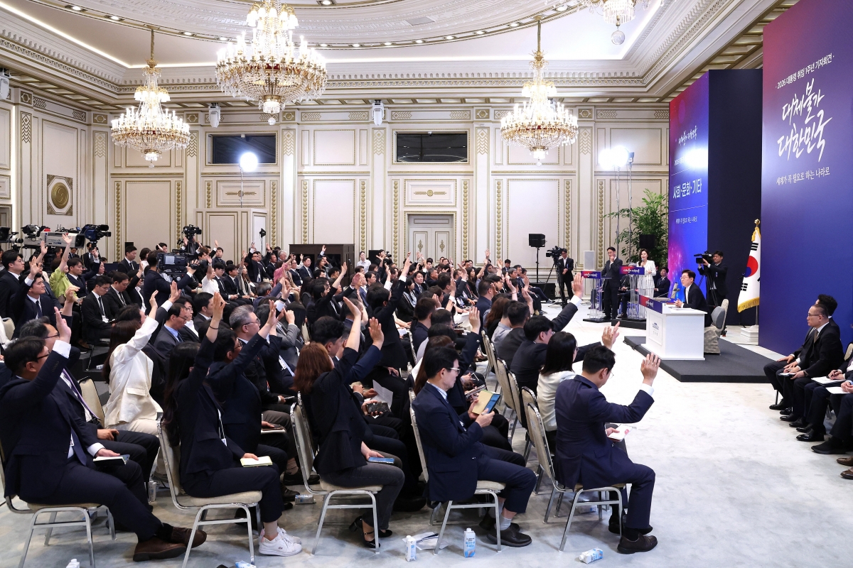 Tổng thống Hàn Quốc Lee Jae Myung tổ chức họp báo nhân kỷ niệm một năm nhậm chức (Ảnh: Reuters)