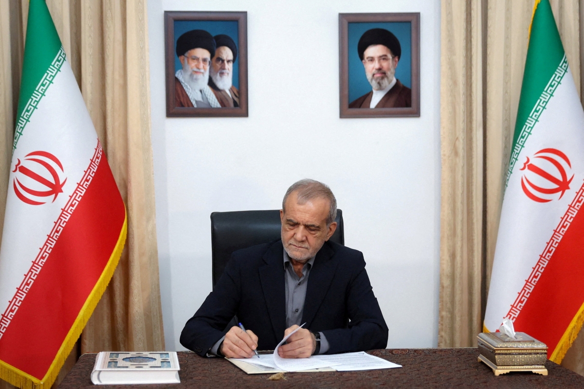 Tổng thống Iran Masoud Pezeshkian ký văn kiện Biên bản ghi nhớ với Hoa Kỳ tại Tehran ngày 18/6/2026 (Ảnh: Reuters)