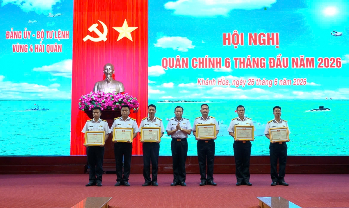 Chuẩn Đô đốc Nguyễn Thiên Quân, Phó Tham mưu trưởng Quân chủng Hải quân trao thưởng cho các tập thể, cá nhân có thành tích xuất sắc