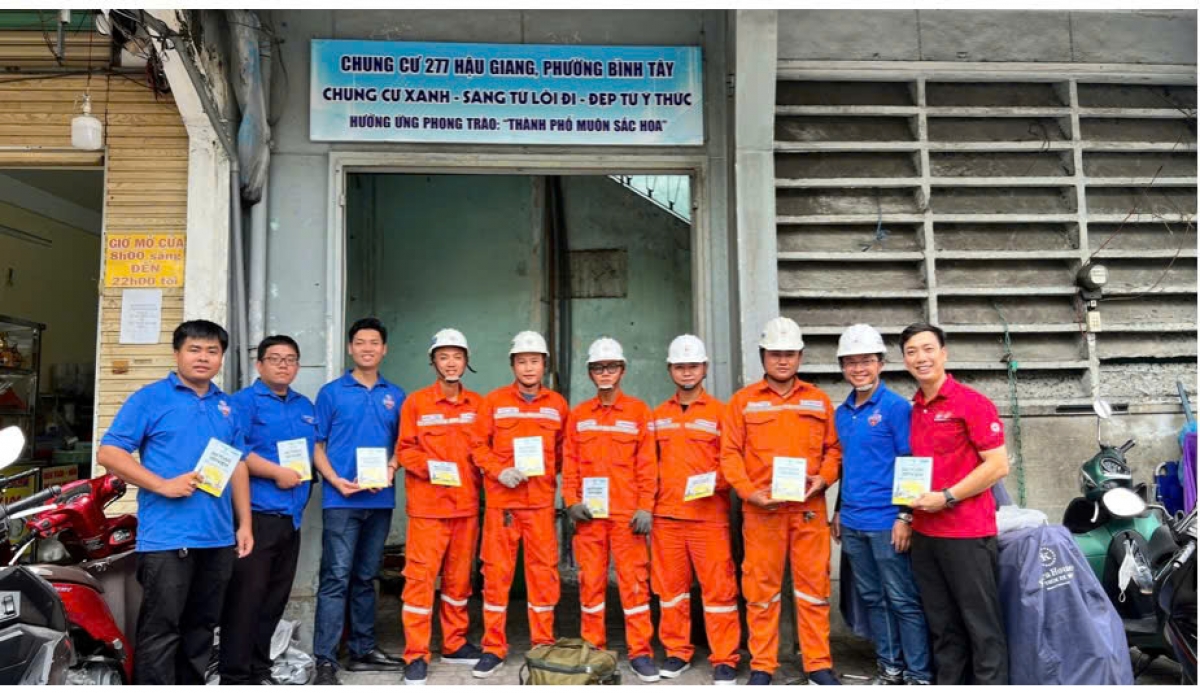 Đoàn Thanh Niên EVNHCMC thực hiện Chương trình tuyên truyền “Cùng bạn sử dụng điện an toàn, tiết kiệm” đến các hộ dân trên địa bàn phường Bình Tây
