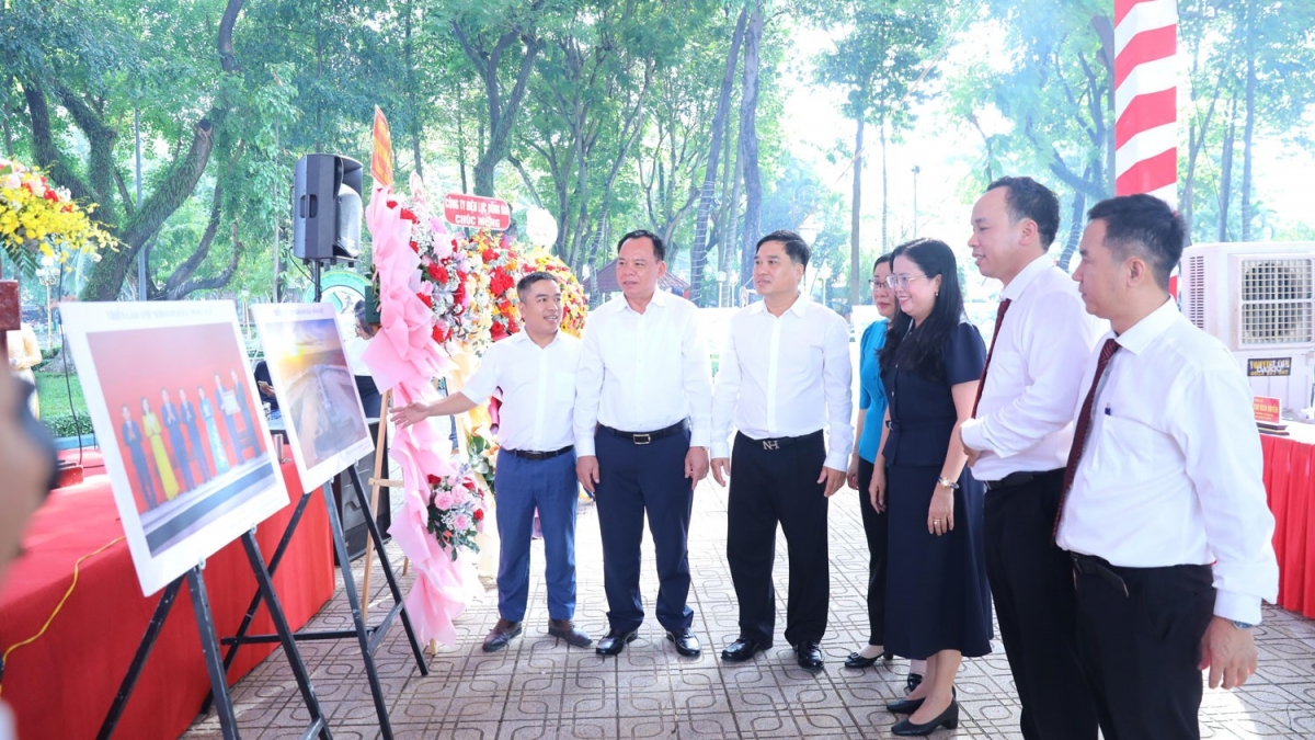 Lãnh đạo TP. Đồng Nai và phường Trấn Biên tham quan triển lãm ảnh.