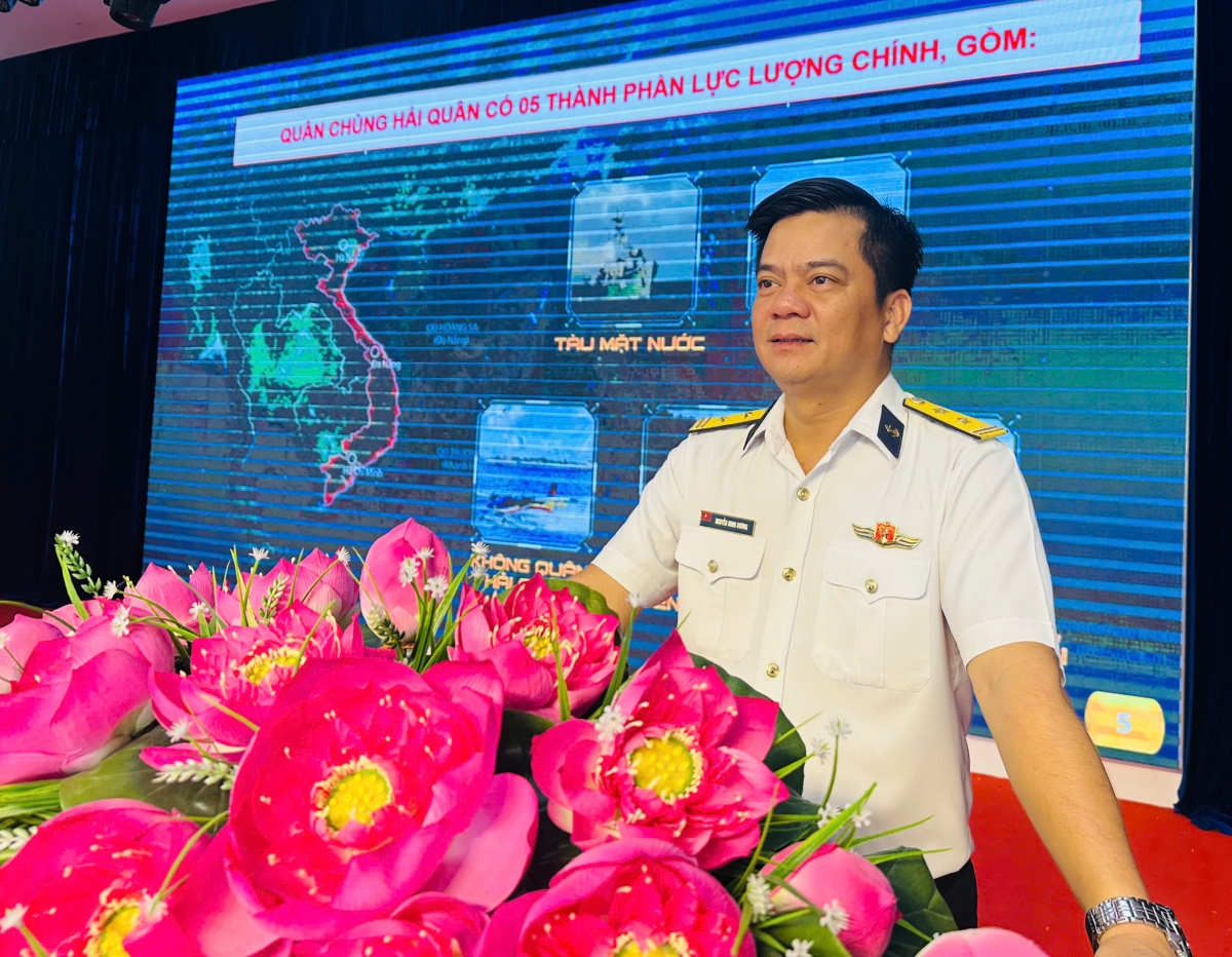 Trung tá Nguyễn Minh Dương, Phó Chủ nhiệm Chính trị Lữ đoàn 125 thực hiện chuyên đề