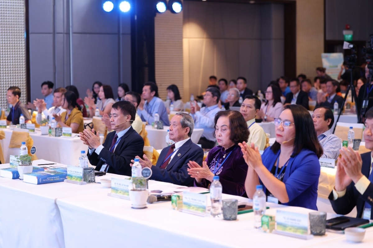 Nhiều chuyên gia hàng đầu trong lĩnh vực dinh dưỡng, y tế dự phòng, nông nghiệp và công nghệ thực phẩm tham gia hội thảo