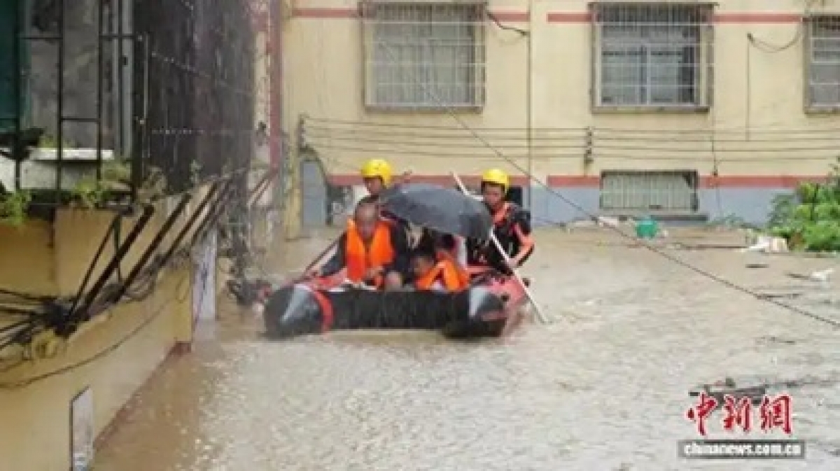 Mưa cực lớn tấn công Khu tự trị dân tộc Miêu Tùng Đào, tỉnh Quý Châu ngày 7/6. Ảnh: China News.