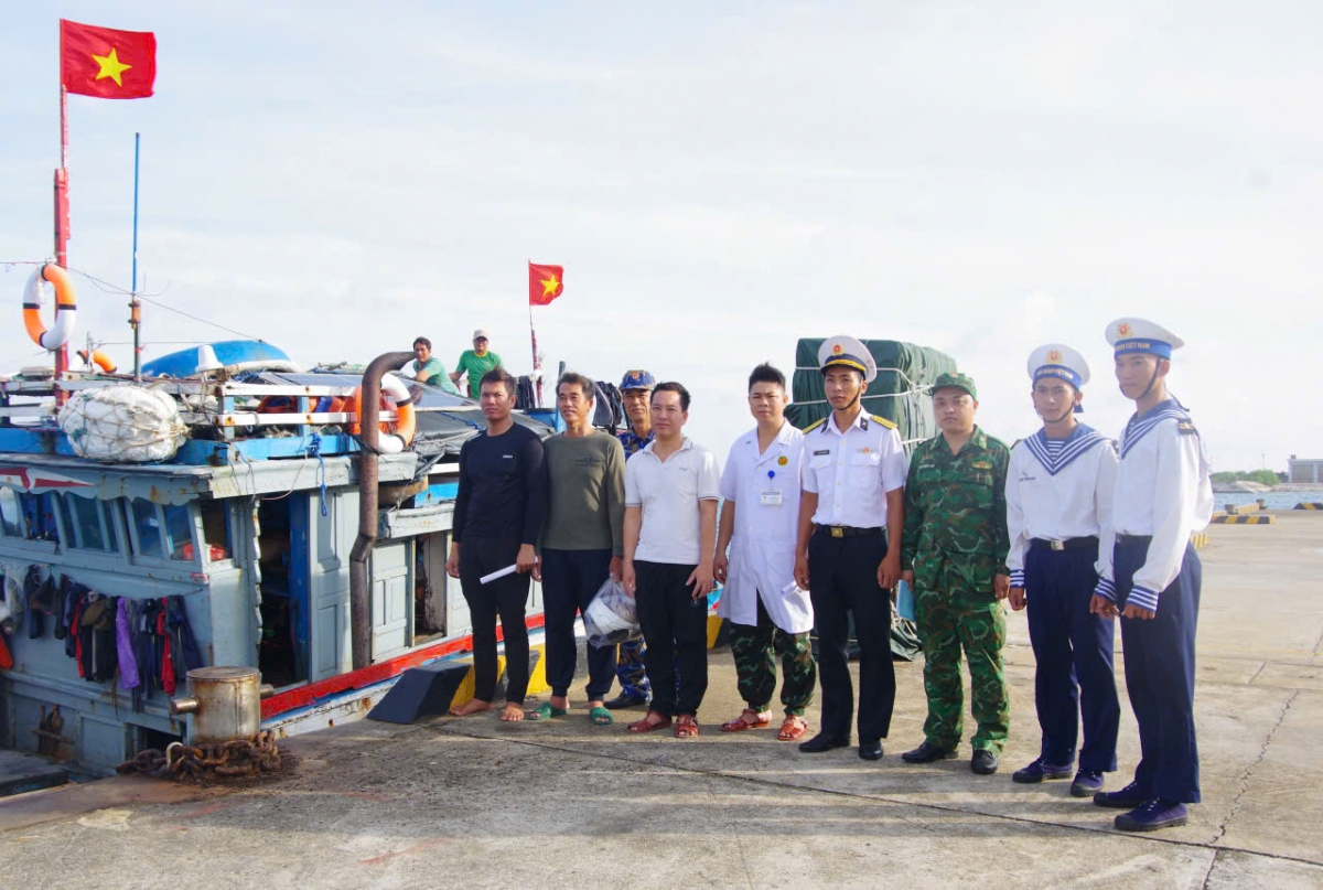 Ngư dân sau khi điều trị đã về tàu tiếp tục vươn khơi