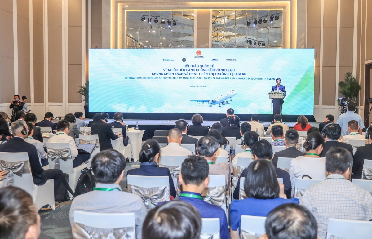 (Thứ trưởng Bộ Xây dựng Lê Anh Tuấn phát biểu khai mạc Hội thảo)
 