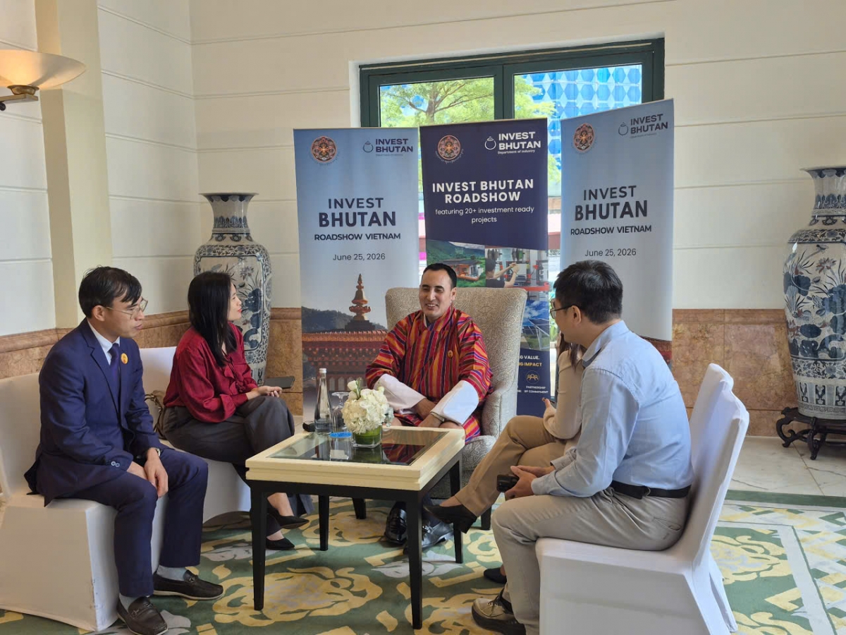 Bộ trưởng Lyonpo Dorji trả lời phỏng vấn của PV Đài Tiếng nói Việt Nam tại sự kiện Xúc tiến đầu tư Bhutan