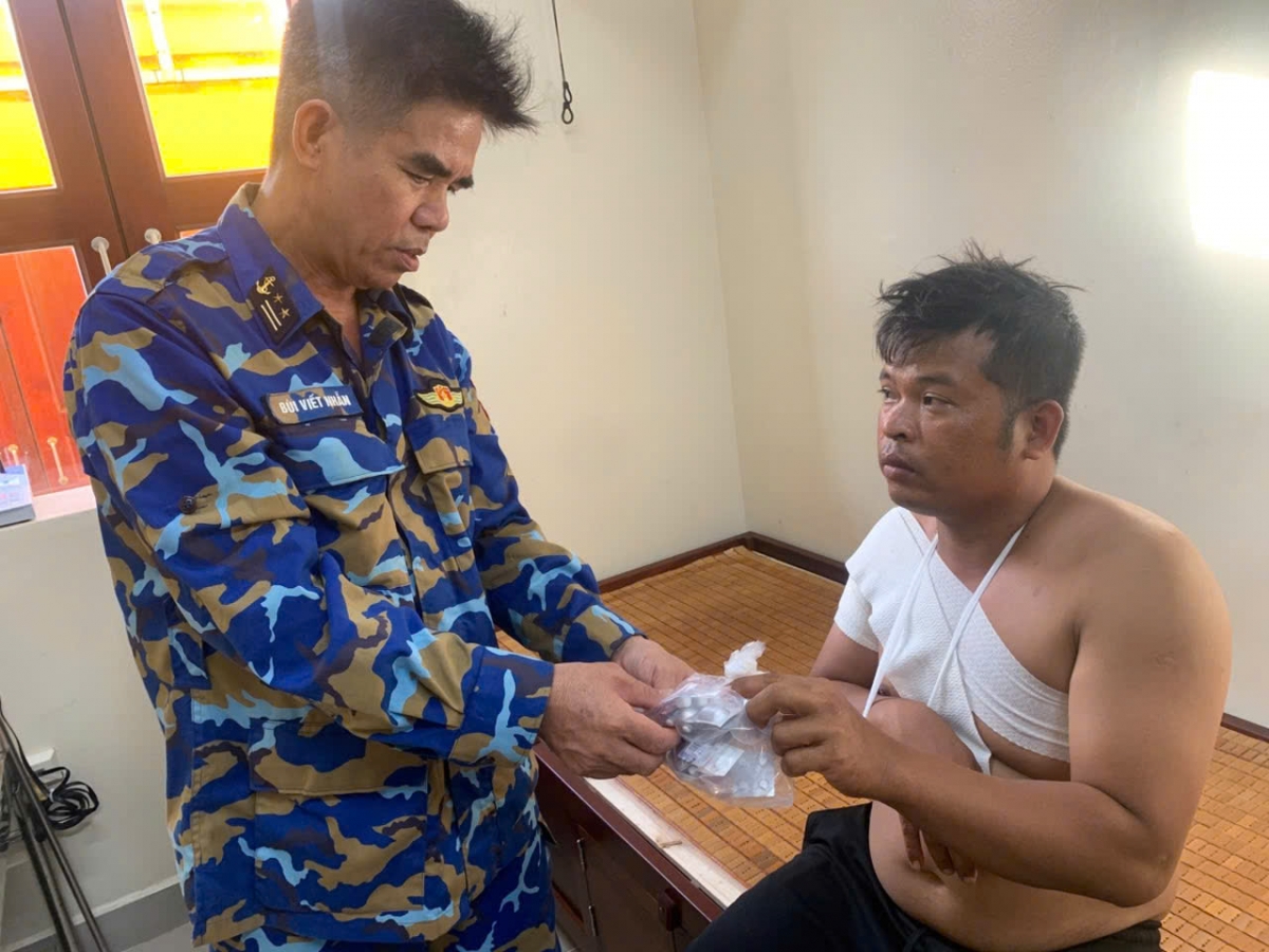 Quân y nhà giàn băng bó, cố định khớp vai phải cho ngư dân và hướng dẫn cho ngư dân sử dụng thuốc