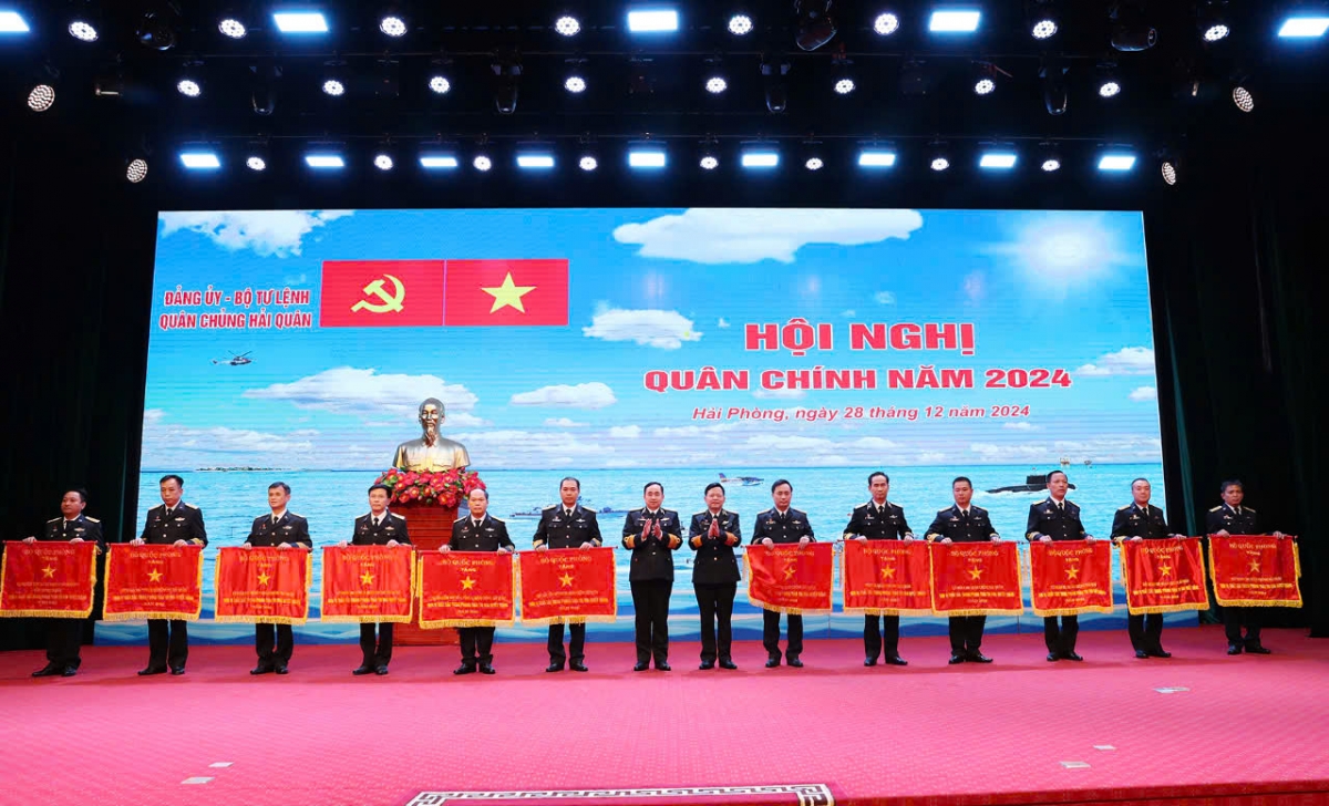 Thủ trưởng Quân chủng Hải quân trao Cờ thi đua tặng Lữ đoàn 171