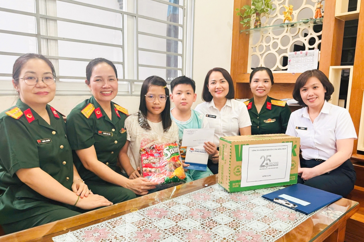 Đại diện Hội phụ nữ ICD Tân Cảng Sóng Thần và Bệnh viện Quân y 4 thăm, tặng quà cho các em có hoàn cảnh khó khăn