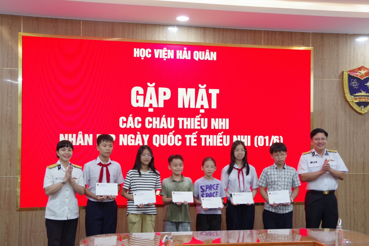 Đại tá Phạm Đức Hùng tặng các phần quà cho các cháu thiếu nhi