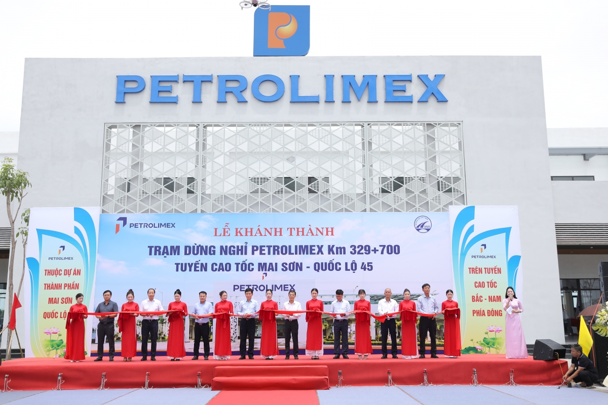 Lãnh đạo Bộ Xây dựng, Cục Đường bộ Việt Nam và Petrolimex thực hiện nghi thức cắt băng khánh thành Cặp trạm dừng nghỉ Petrolimex Thanh Hóa tại Km329+700 trên tuyến cao tốc Bắc – Nam phía Đông