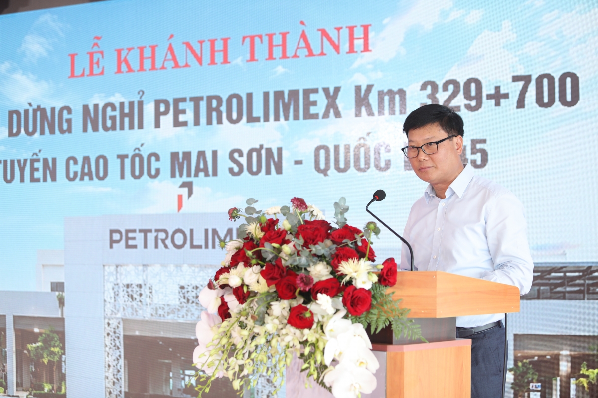 Ông Lưu Văn Tuyển – Thành viên HĐQT, Tổng Giám đốc Petrolimex phát biểu tại lễ khánh thành Cặp trạm dừng nghỉ Petrolimex Thanh Hóa