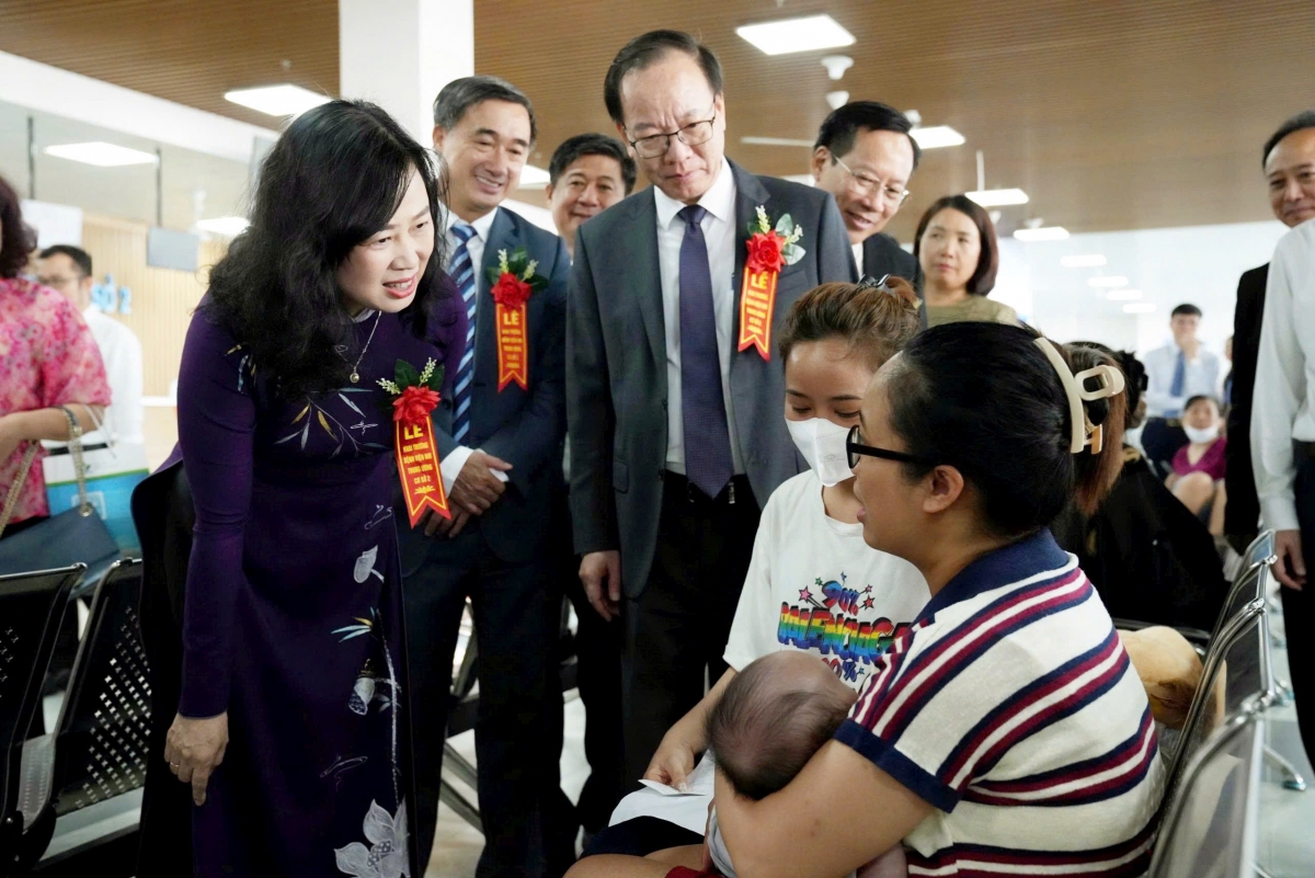Bộ trưởng Đào Hồng Lan thăm hỏi các mẹ đưa con đi khám tại Bệnh viện Nhi trung ương cơ sở 2