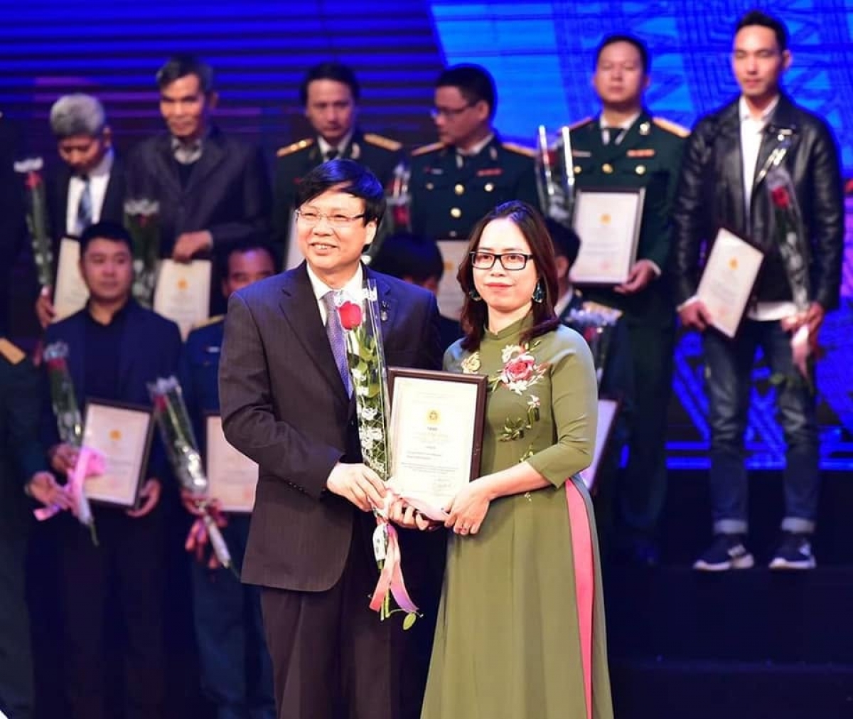 Nhà báo Thu Hòa sở hữu gia tài các giải thưởng báo chí