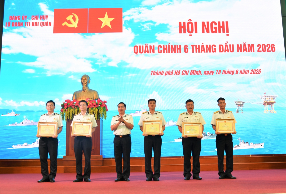 Thủ trưởng Lữ đoàn trao thưởng cho các tập thể và cá nhân