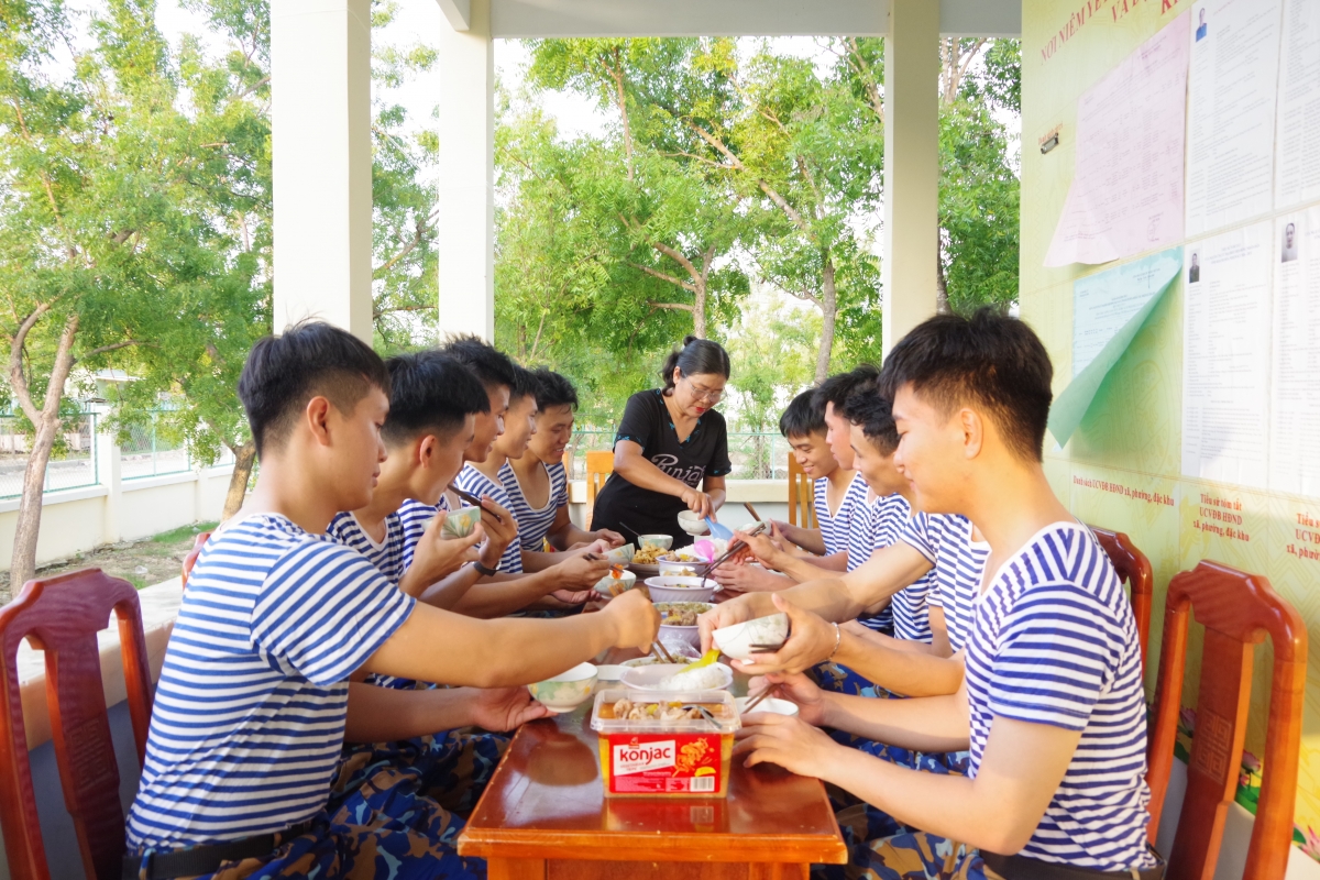 Chị Chi vui vẻ xởi từng bát cơm cho bộ đội