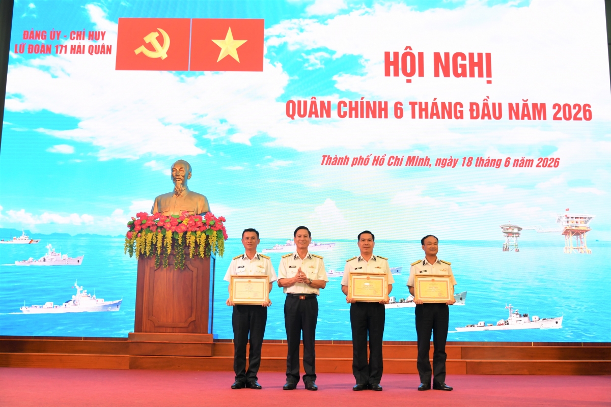Đại tá Đỗ Hồng Duyên, Phó Chính ủy Vùng trao thưởng cho các tập thể, cá nhân
