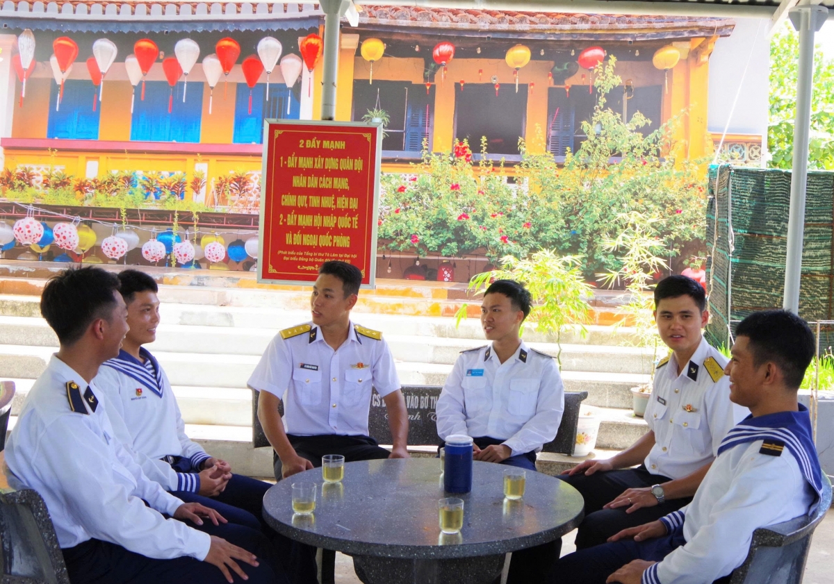 Cán bộ, học viên, Học viện Hải quân trò chuyện cùng chiến sĩ Đảo Song Tử Tây