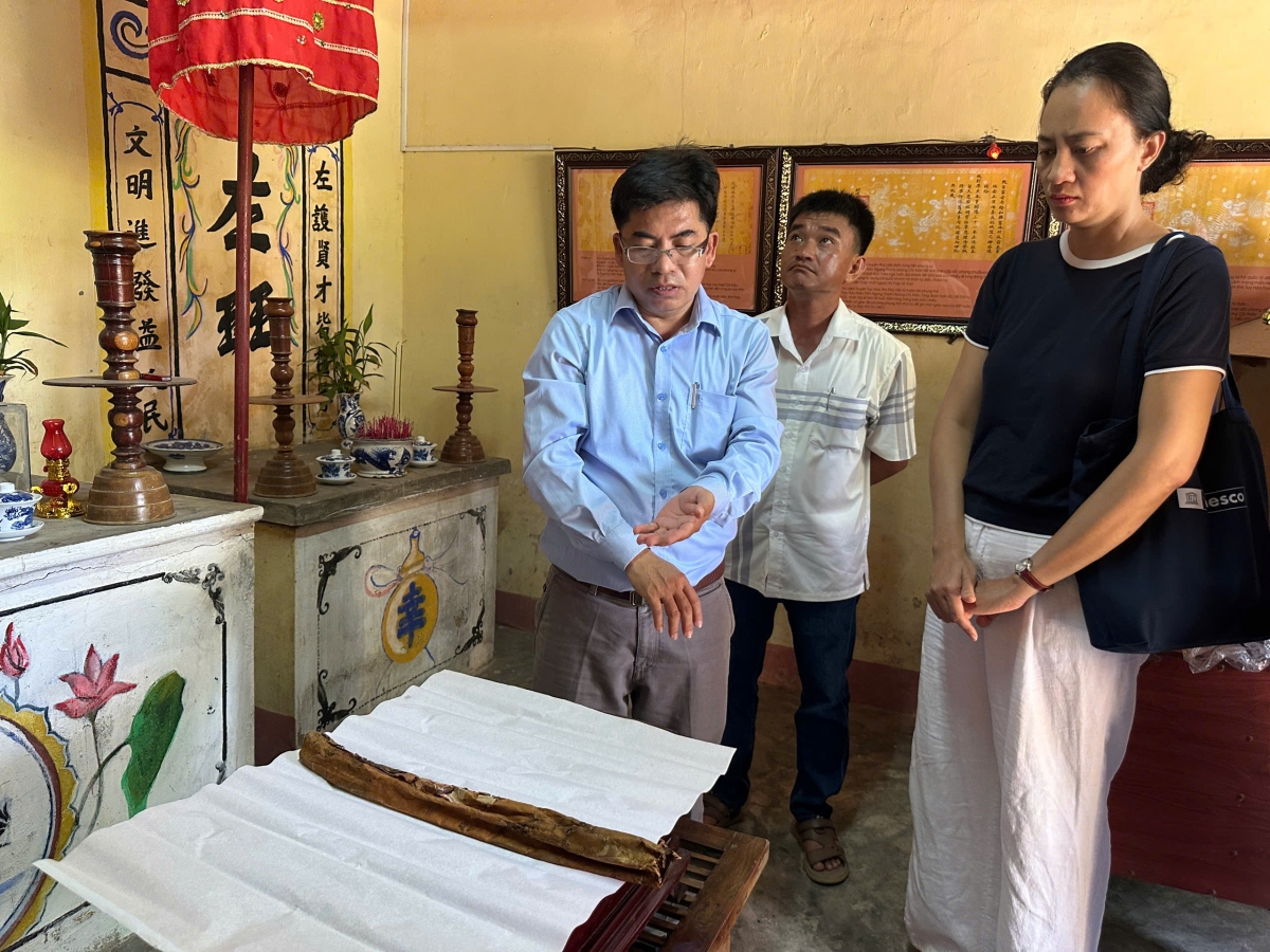 5 đạo sắc phong của các vua triều Nguyễn tại di tích kiến trúc nghệ thuật lẫm Phú Lâm bị hư hỏng do ngâm trong nước lũ nhiều ngày.