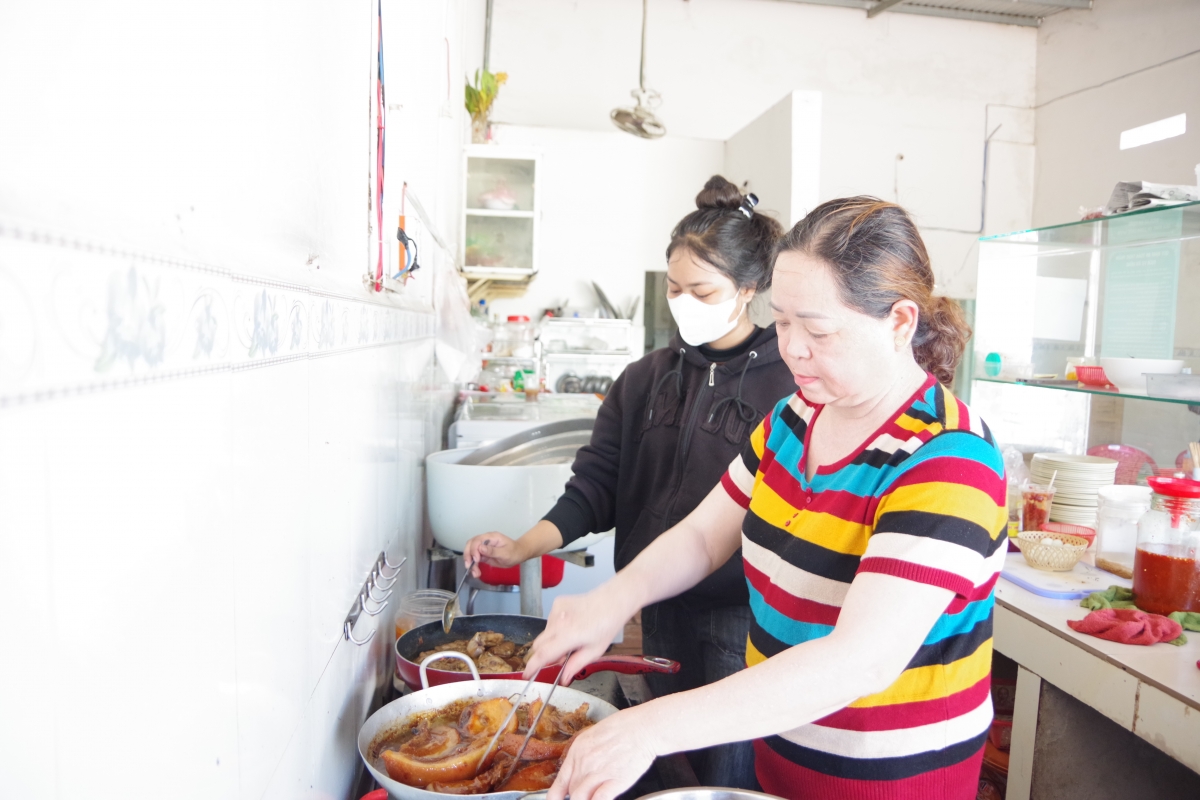 Gia đình chị Dung đang nấu các món ăn buổi trưa