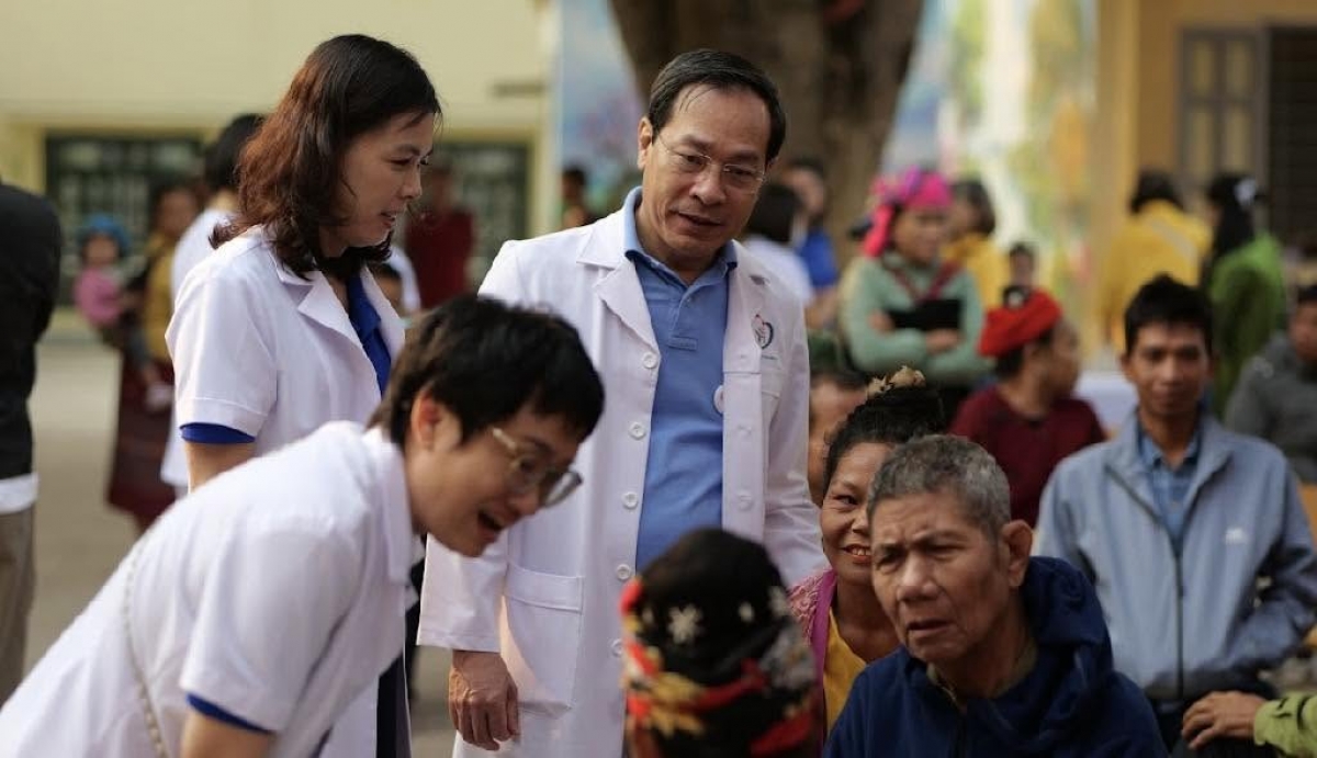Các thầy thuốc Bệnh viện Đống Đa tham gia khám bệnh miễn phí cho người dân Thanh Yên (Điện Biên)