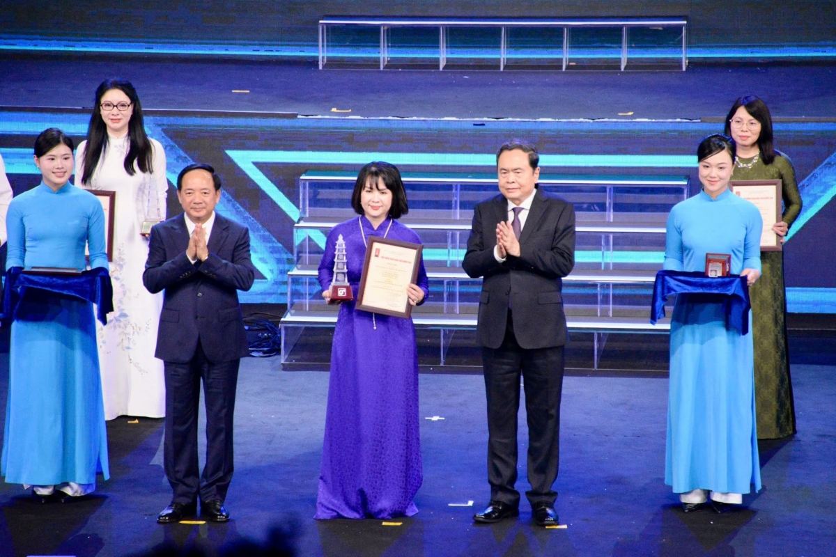 Chủ tịch Quốc hội Trần Thanh Mẫn trao giải A cho các tác giả.