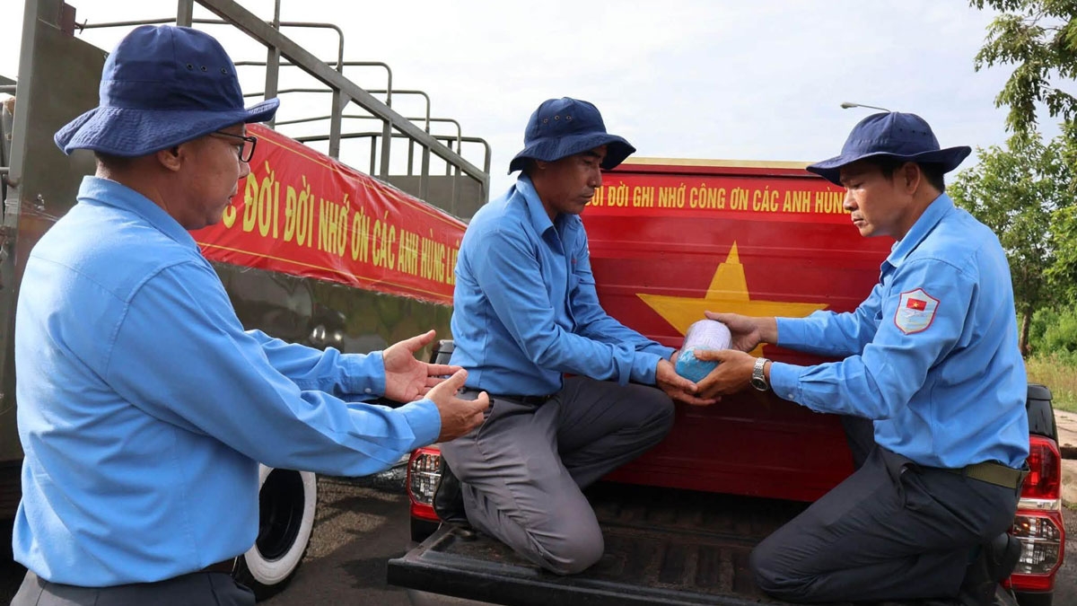 Thành viên Đội K72 cẩn thận đưa từng hài cốt liệt sĩ về Tổ quốc (ảnh: Nguyệt Hà)