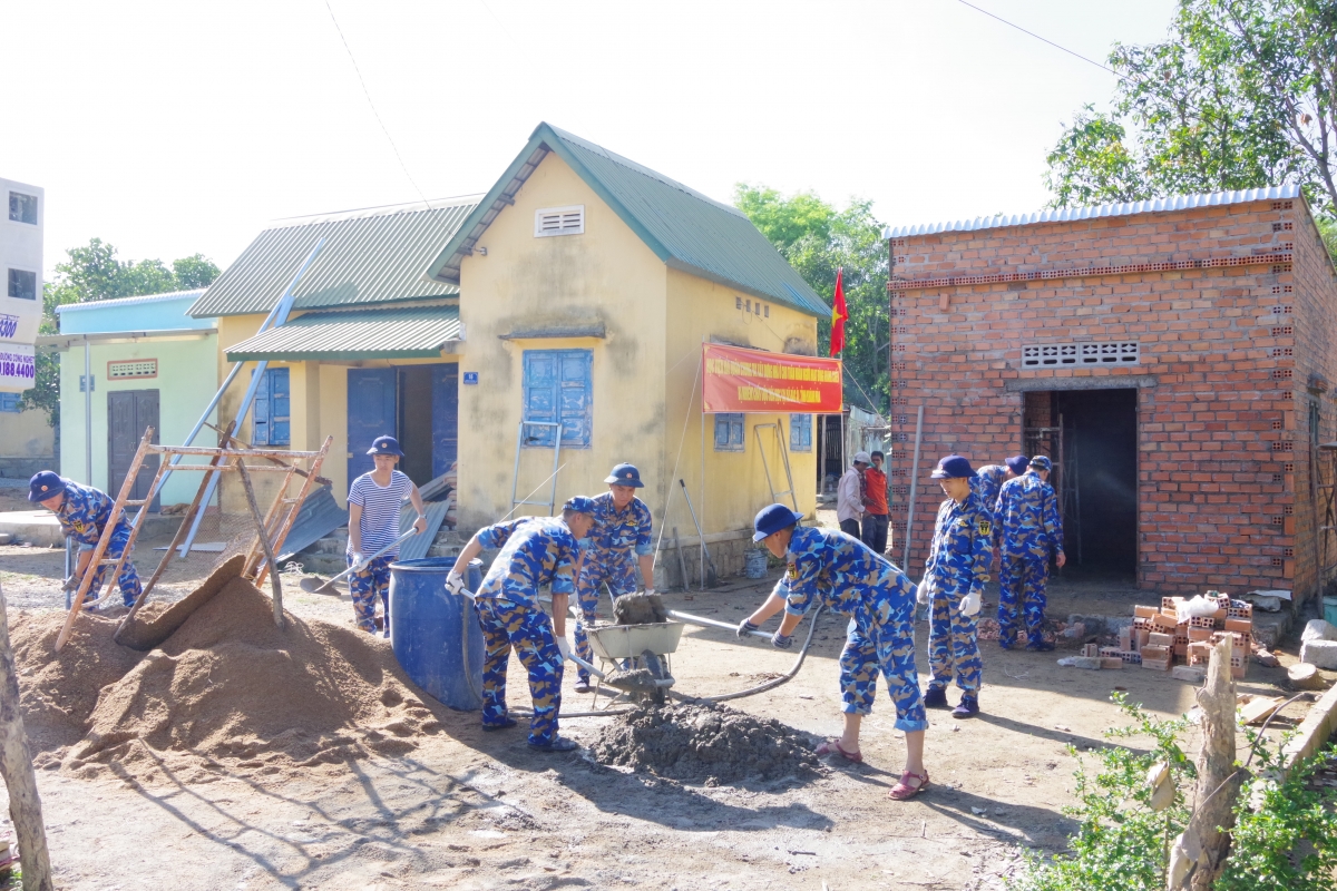 Lực lượng Học viện Hải quân đang bận rộn với những công việc xây dựng, ngôi nhà dần đi vào giai đoạn hoàn thành