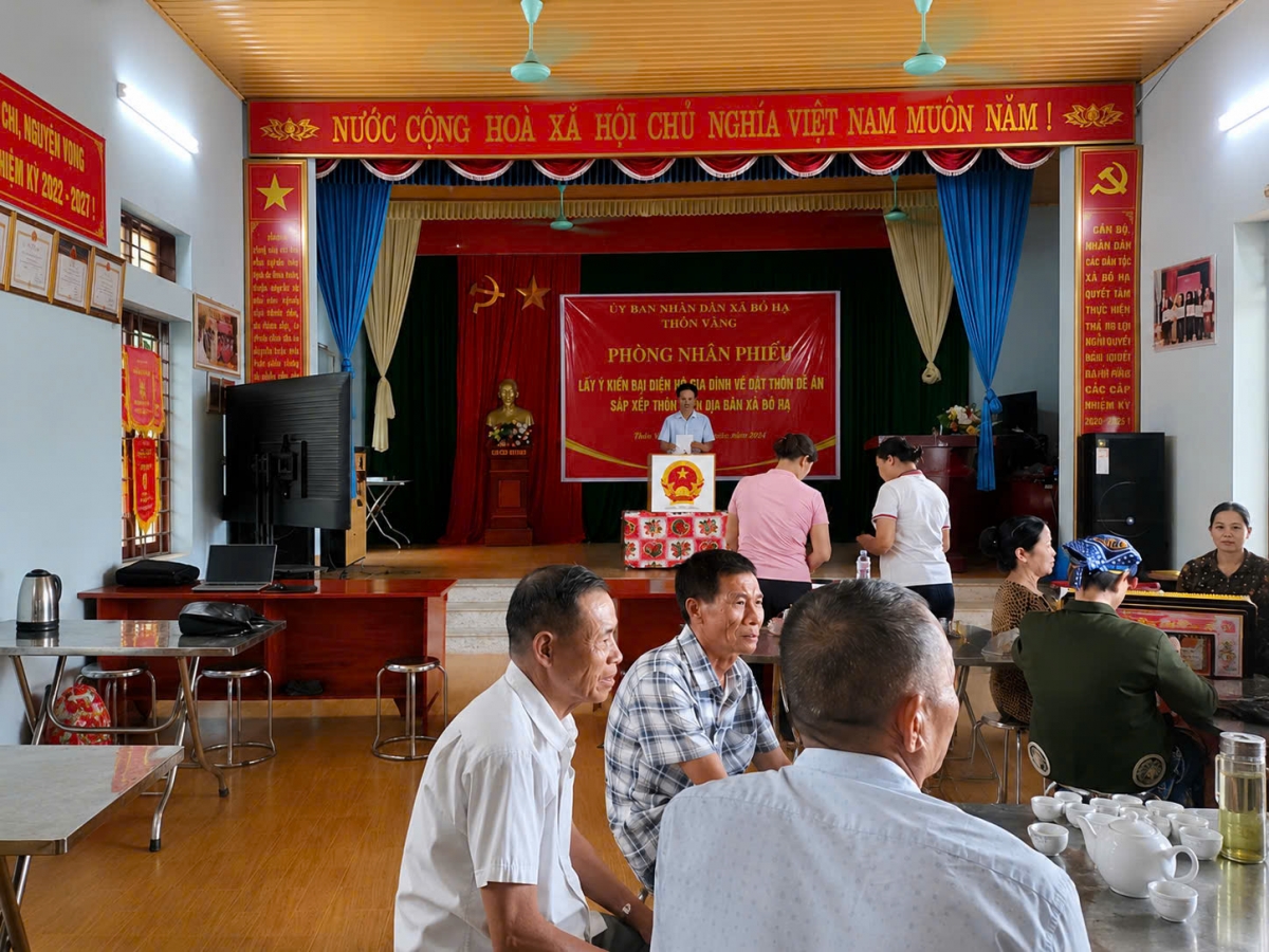 Người dân tham gia lấy ý kiến về Đề án sắp xếp thôn tại nhà văn hóa thôn