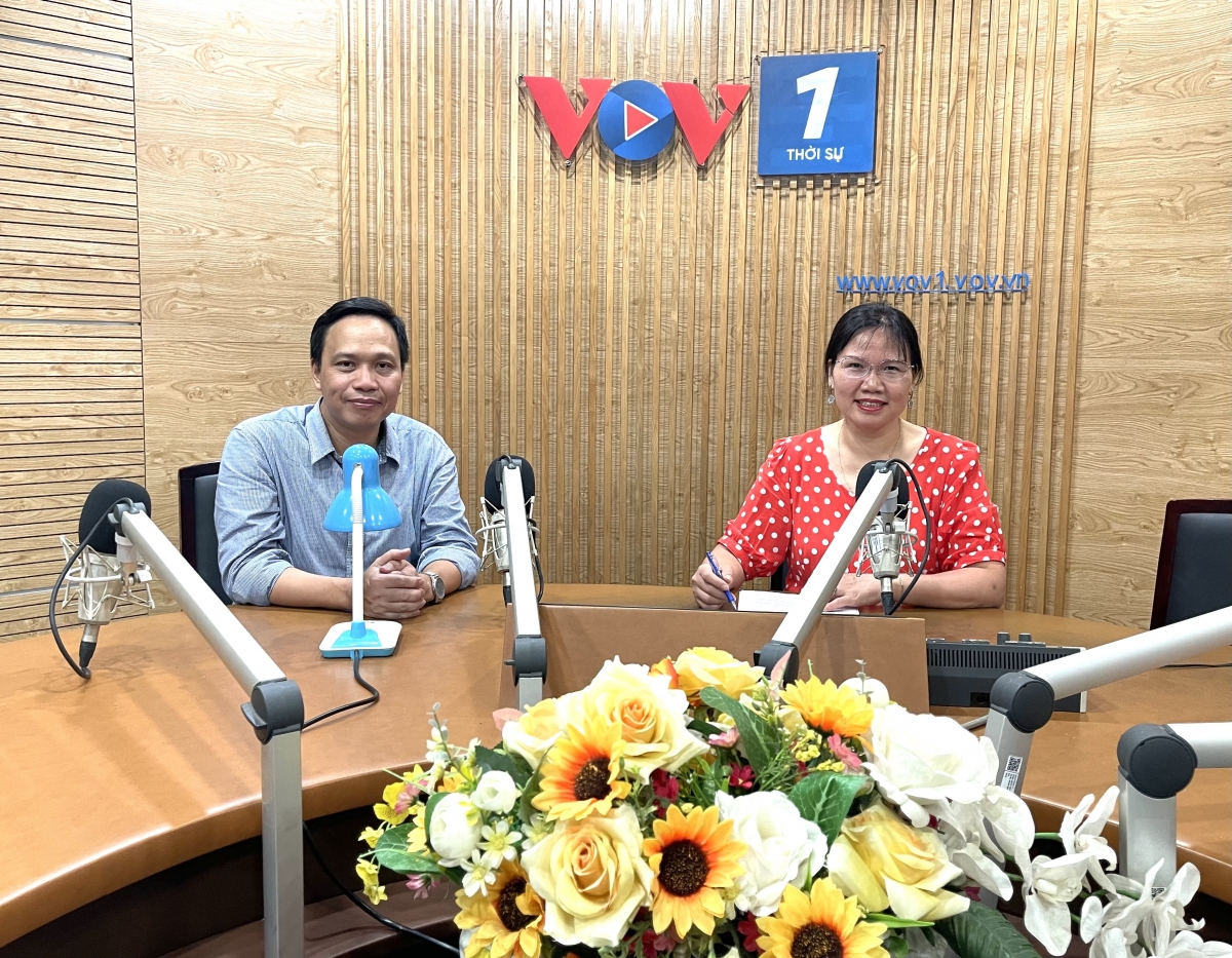 TS Nguyễn Quốc Việt và BTV Anh Tú.