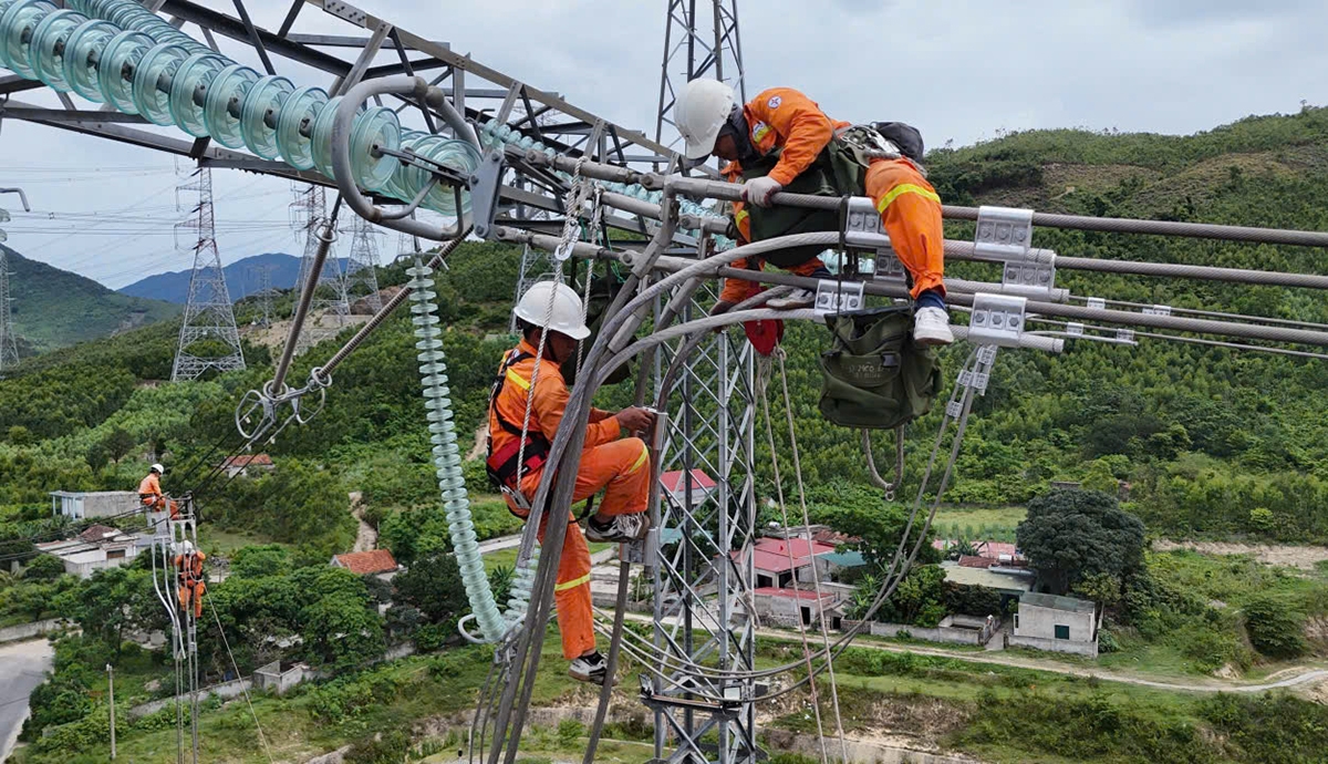 EVNNPT nỗ lực giữ vững "mạch máu" truyền tải điện miền Trung, tiếp sức cho miền Bắc trong cao điểm nắng nóng. Ảnh PTC2