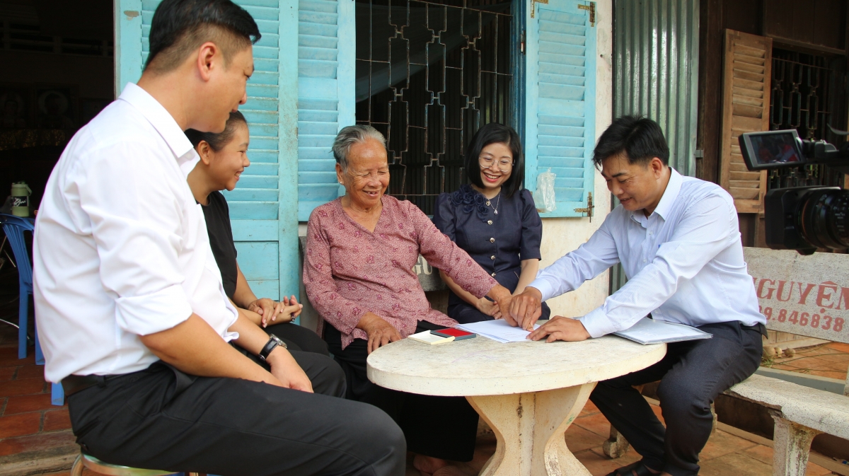 Cán bộ, công chức đến tận nhà, đưa dịch vụ công đến gần dân