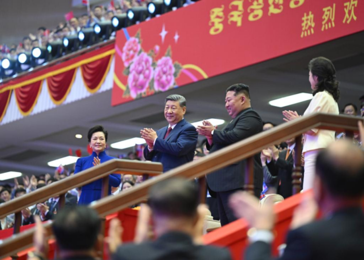 Chủ tịch Tập Cận Bình và phu nhân cùng nhà lãnh đạo Triều Tiên Kim Jong Un và phu nhậ xem buổi biểu diễn chào mừng khi ở thăm Triều Tiên tối ngày 8/6/2026. Ảnh: Tân Hoa xã
