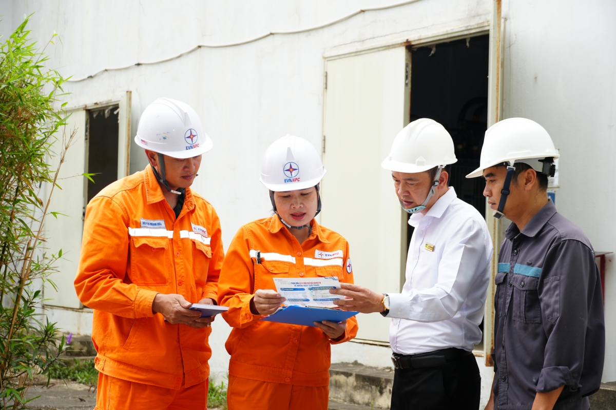 Ông Thái Khắc Quang (áo trắng) và cán bộ Điện lực Sầm Sơn chia sẻ công tác phối hợp đảm bảo cung cấp điện và sử dụng điện an toàn tại Quần thể FLC Sầm Sơn, Thanh Hoá trong thời gian cao điểm hè 2026