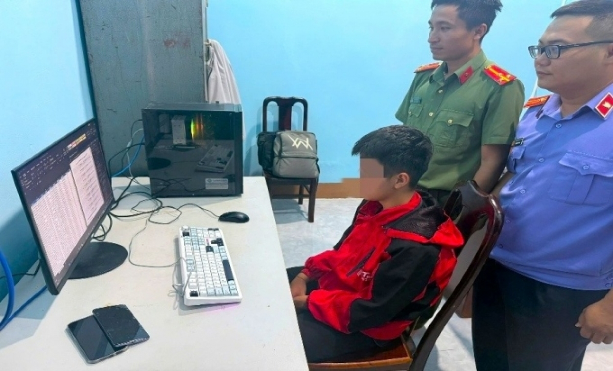 Bị can là nam sinh lớp 10 tại cơ quan điều tra. Ảnh: Công an tỉnh Lâm Đồng